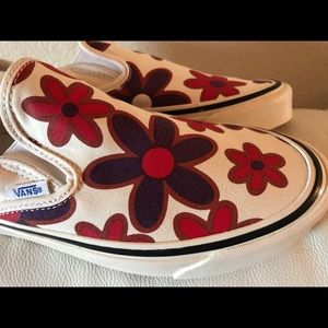 Red and white flower vans with Ultracush